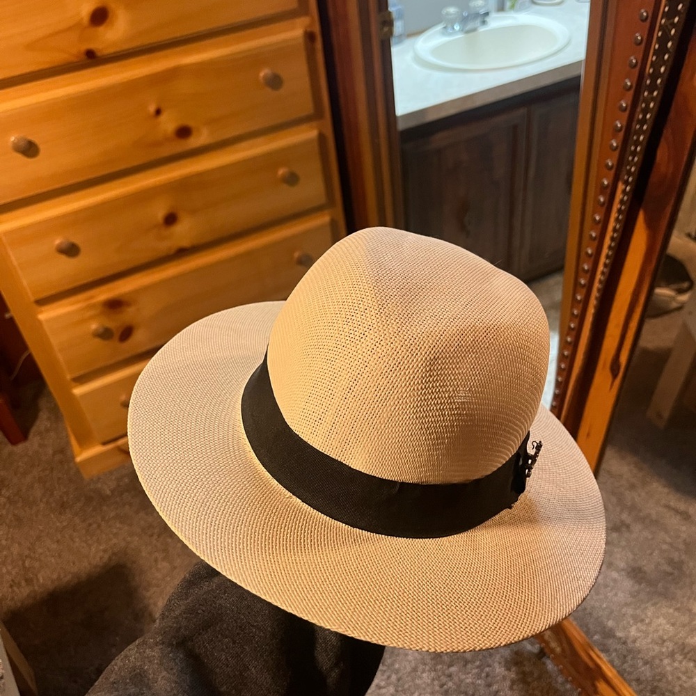 Fedora - Picture 4 of 4